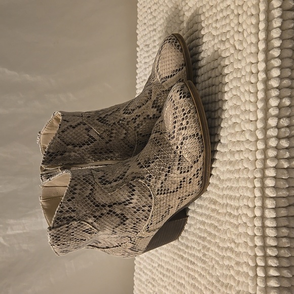 SO Women’s Cream Anthia Snakeskin Western Style Heeled Ankle Boots size 7 - Picture 1 of 6